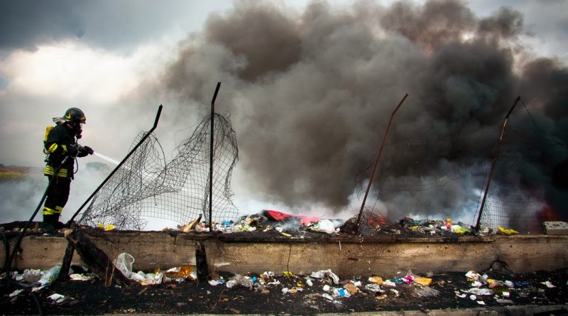 Caivano (provincia di Napoli- febbraio 2012- Un vigile del fuoco impegnato a spegnere un rogo appiccato a rifiuti speciali e urbani. Nella cosiddetta Terra dei Fuochi basta spulciare i documenti dei Vigili del Fuoco ,dove sono registrati i tantissimi interventi dei pompieri per i roghi tossici, per capire la portata del fenomeno relativo ai roghi tossici. Da molti anni, la camorra e le piccole imprese che producono in nero e sono costrette a smaltire i rifiuti in nero, usa il sistema dei roghi tossici per liberarsi dei rifiuti e degli scarti industriali di ogni tipo.