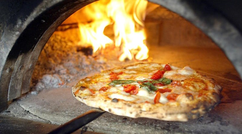 CRO  pizza AL  forno (newfotosud)