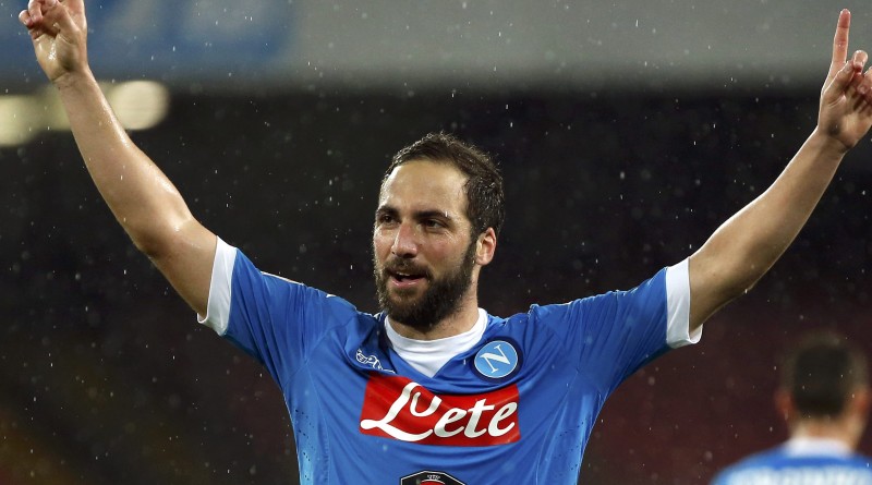 Football Soccer - Napoli v Atalanta - Italian Serie A - San Paolo Stadium, Naples, Italy - 02/05/16 Napoli's Gonzalo Higuain celebrates after scoring his second goal against Atalanta.   REUTERS/Ciro De Luca