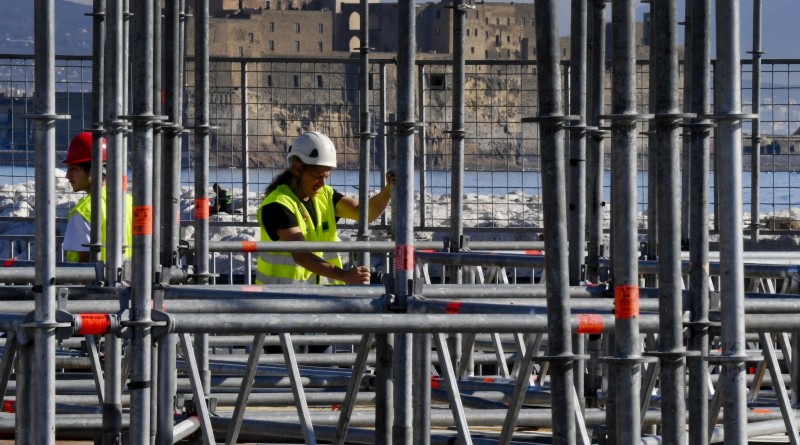 Lavori in corso per 'N'Albero' la struttura di 40 metri , allestito dalla Italstage, che sorgerà  alla Rotonda Diaz, sul lungomare di Napoli per festeggiare il Natale, 21 novembre 2016.
ANSA / CIRO FUSCO